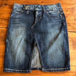 Guess super fitted stretch denim skirt.